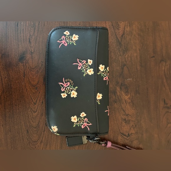 🎉🎉HP🎉🎉Coach 1941 exclusive Wristlet - Picture 4 of 8